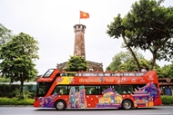 国庆假期游客来河内市参观时可免费乘坐双层巴士